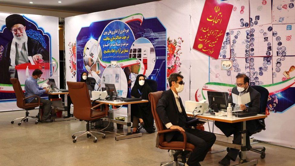 Иранские мужчины зарегистрировали свою кандидатуру на президентских выборах, Тегеран (15.05.21)