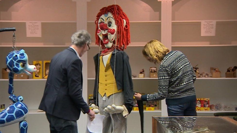 'Largest' puppet collection auctioned in Derby BBC News