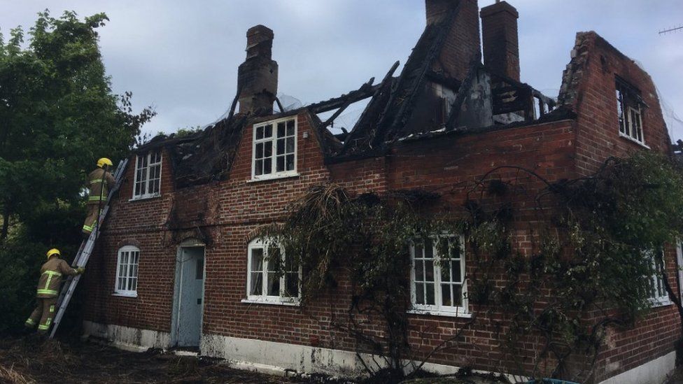 New Forest thatched house destroyed by fire - BBC News