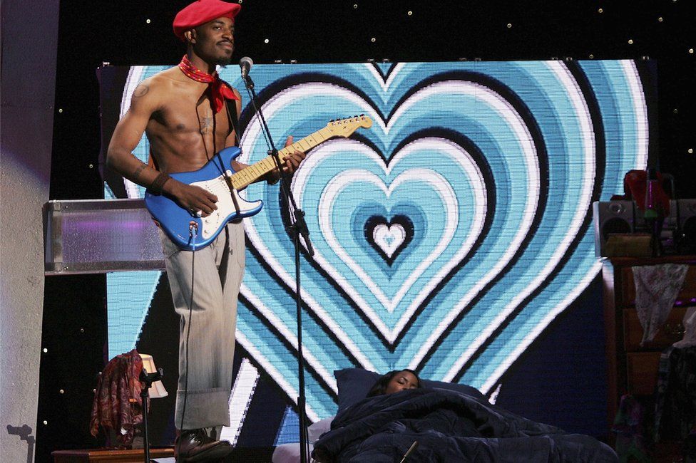 Outkast perform Hey Ya! at the 2004 MTV video awards