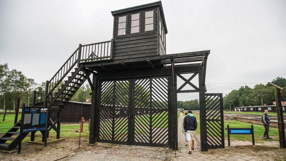 Ворота смерти на въезде на территорию бывшего концлагеря нацистской Германии KL Stutthof видны в Штутово, Польша, 10 сентября 2022 г.