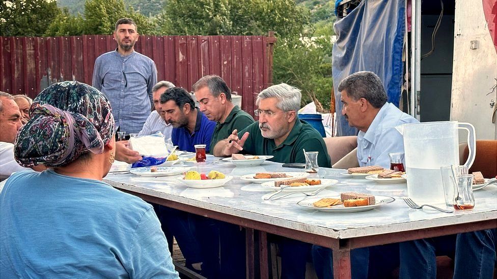 Турецкий депутат от Хатая Хусейн Яйман встречается с избирателями в Хассе