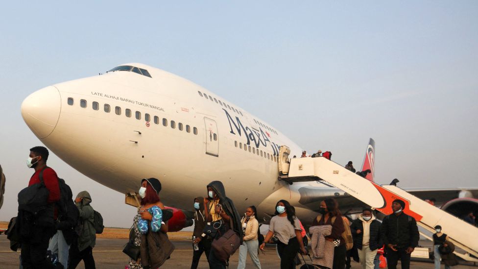 Пассажиры высаживаются из самолета в Абудже, Нигерия