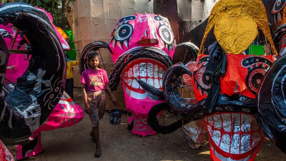 หุ่นจำลองสีสันสดใสของราชาปีศาจฮินดูทศกัณฐ์ขายก่อนเทศกาล Dussehra ที่หมู่บ้าน Titarpur