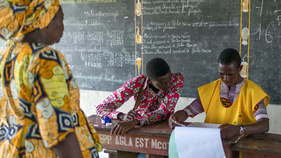 A woman arrives to vote at the Agla East State primary school in Cotonou on 28 April 2019 - Bein