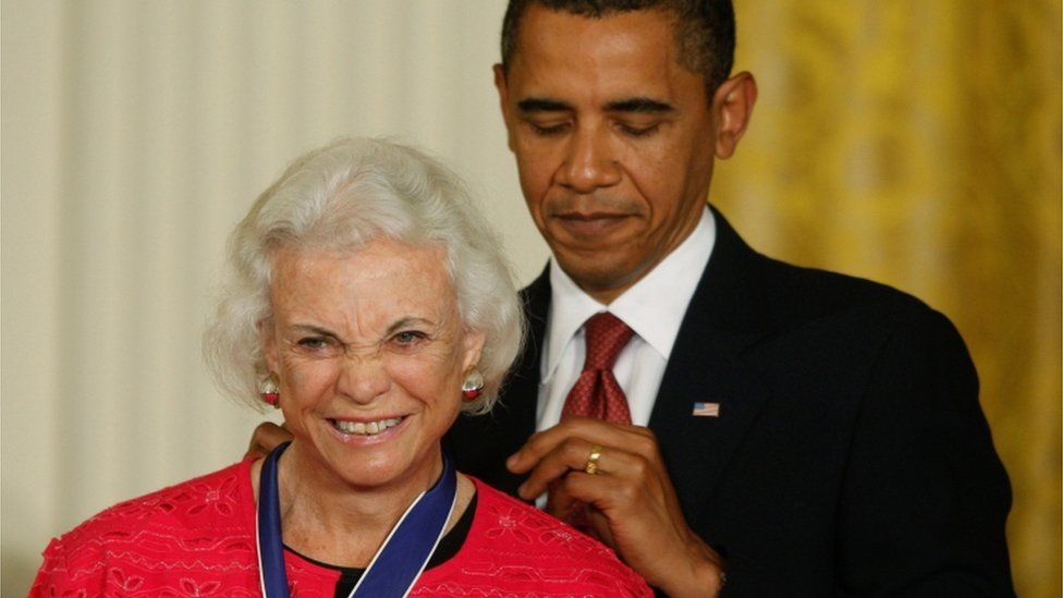 U.S. President Barack Obama (R) presents the Medal of Freedom to the first female Supreme Court Justice, Sandra Day O"Connor, during a ceremony in the East Room of the White House in Washington, August 12, 2009
