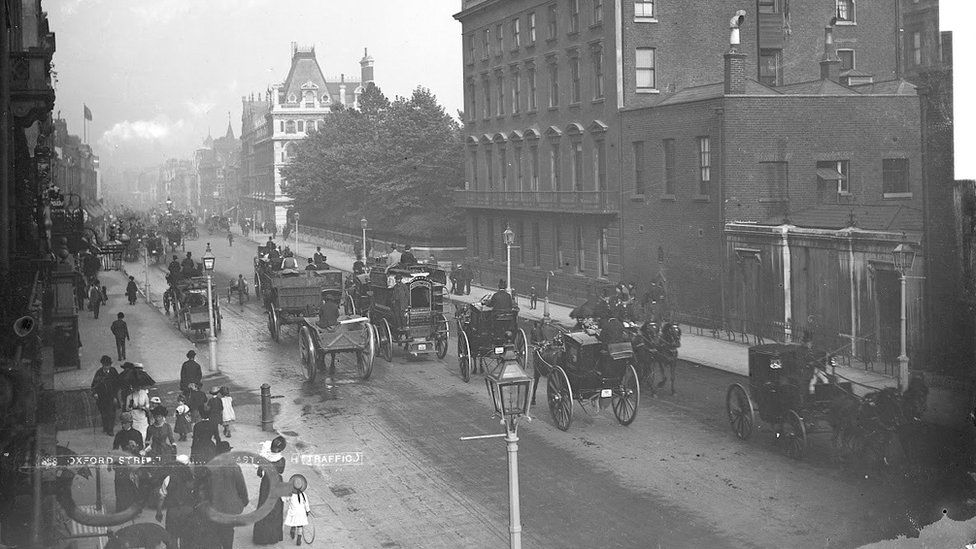 Black and white image of horse-drawn cabs on Oxford Street taken in about 1890 to 1900