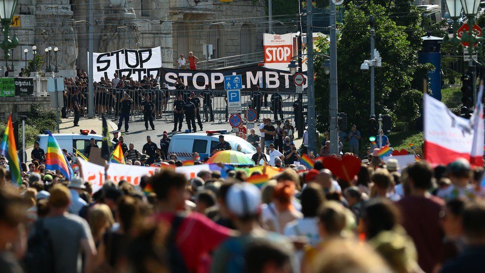 Контрпротестующие проводят акцию протеста во время парада прайдов лесбиянок, геев, бисексуалов и транссексуалов (ЛГБТ) в Будапеште 24 июля 2021 г.
