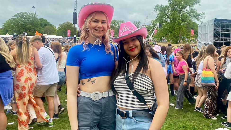 Клаудия и Элизабет в розовых шляпах на Big Weekend