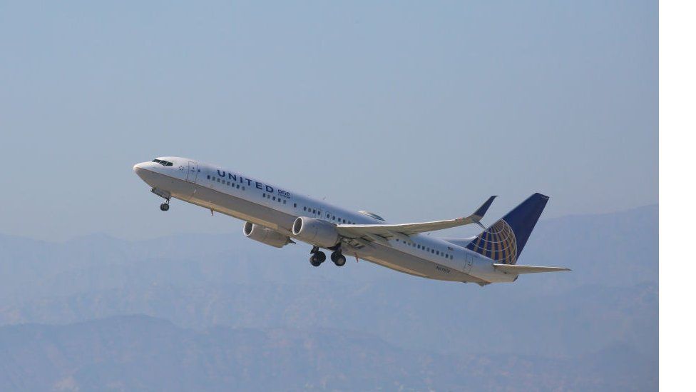 United Airlines Boeing 737 взлетает