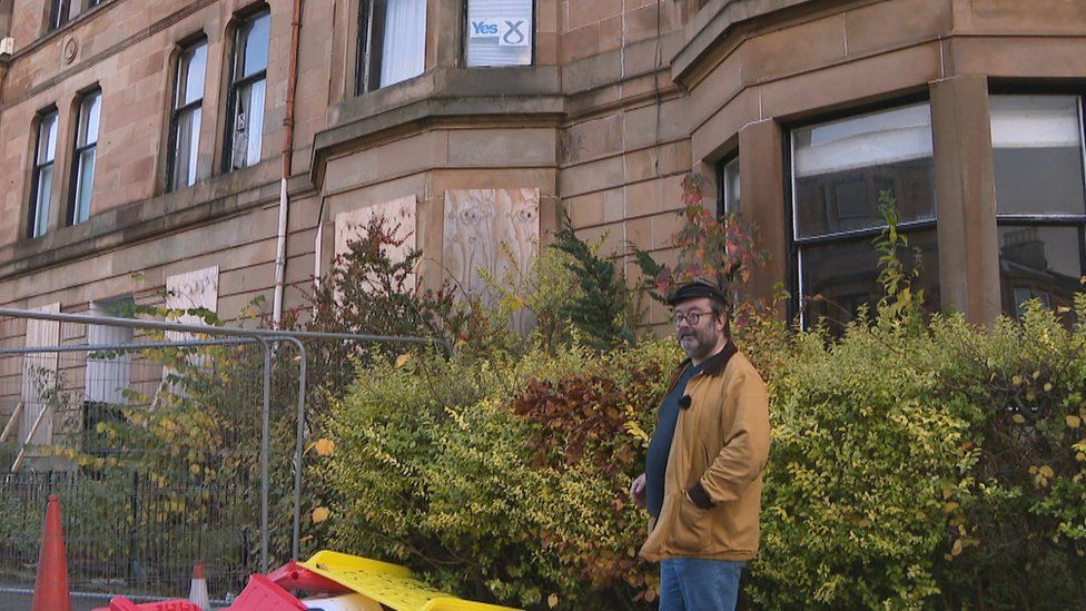 Body of man found after Pollokshields tenement fire - BBC News