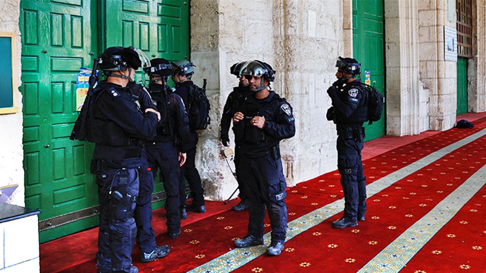 Israeli police at the al-Aqsa mosque compound in occupied East Jerusalem (5 April 2023)