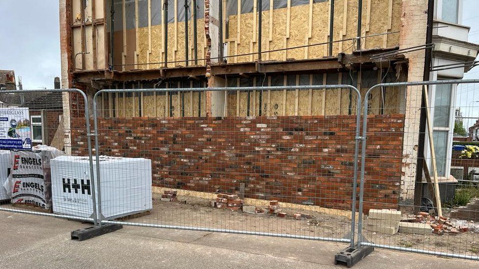 El muro está siendo reconstruido en el lado de la casa en la esquina de Denmark Road y Katwijk Way, Lowestoft
