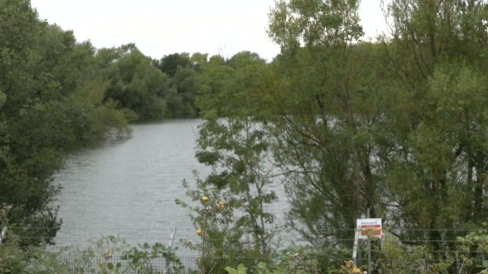 The lake between the A34 and A40 in Yarnton
