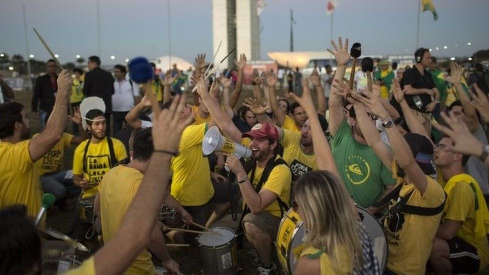 Anti-Rousseff demonstrators rally outside Congress in Brasilia. Photo: 16 April 2016