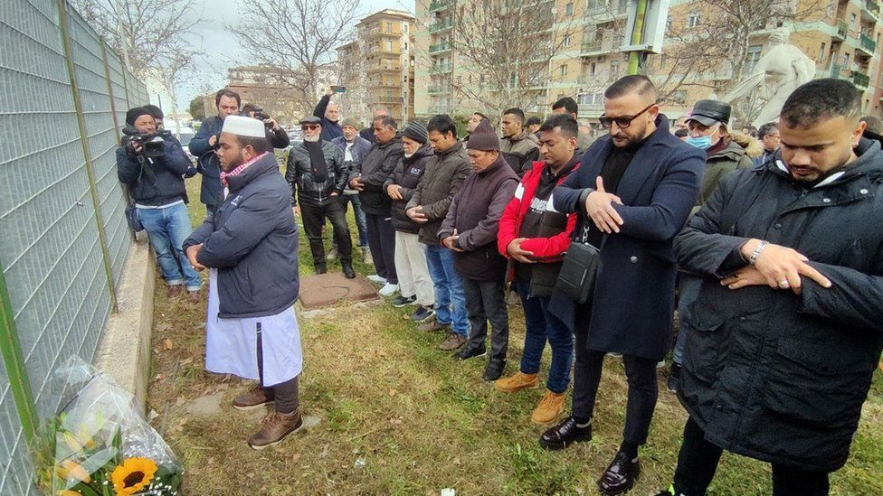 Crotone: Muslims saying prayers for the victims, 27 Feb 23