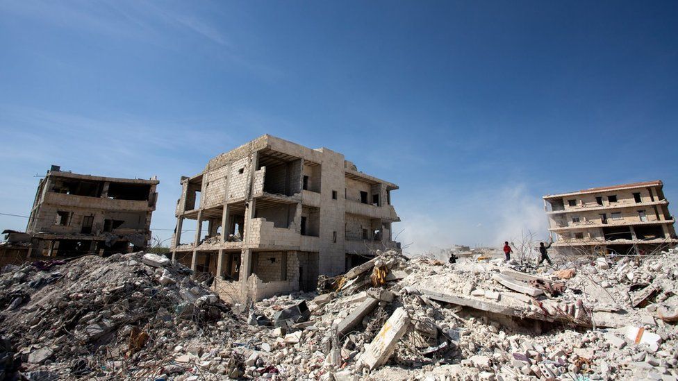 Поврежденные землетрясением здания в удерживаемом оппозицией городе Джиндайрис, Сирия (13 марта 2023 г.)
