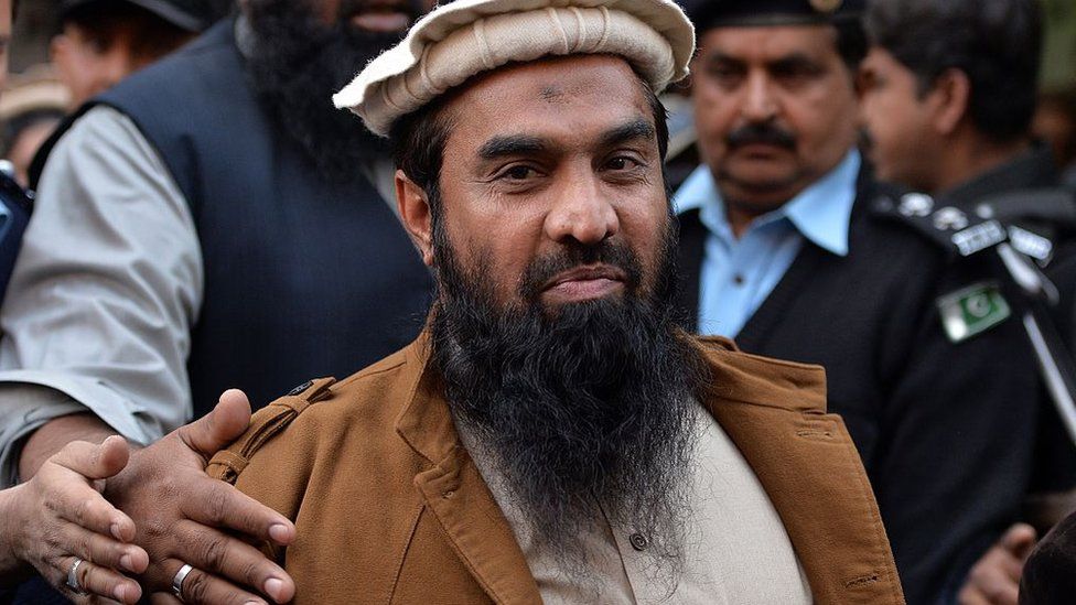 Pakistani security personnel escort Zaki-ur-Rehman Lakhvi (C), alleged mastermind of the 2008 Mumbai attacks, leaves the court after a hearing in Islamabad on January 1, 2015.
