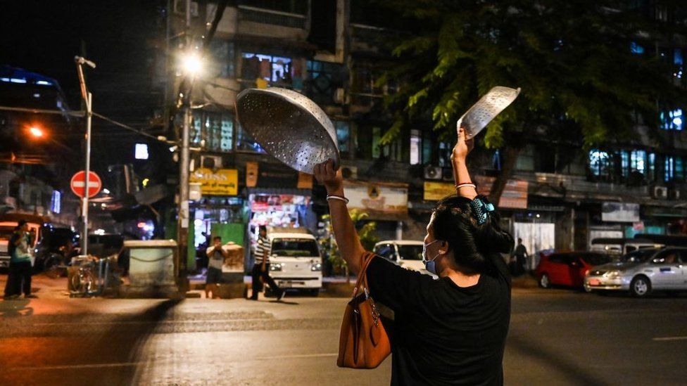 Женщина стучит кастрюлями, чтобы пошуметь после того, как в социальных сетях разошлись призывы к протесту