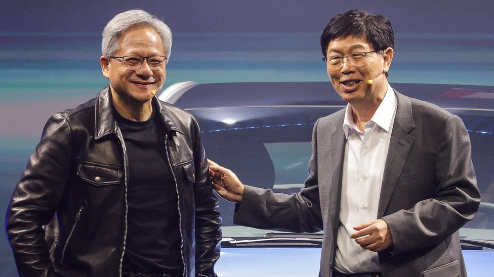 Генеральный директор Nvidia Дженсен Хуанг и председатель Foxconn Technology Group Янг Лю присутствуют на Hon Hai Tech Day в Тайбэе.