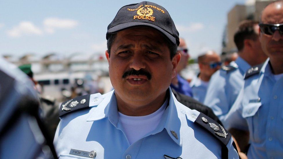 Israel's police commissioner Roni Alsheich visits the Western Wall in Jerusalem's Old City on 10 June 2016