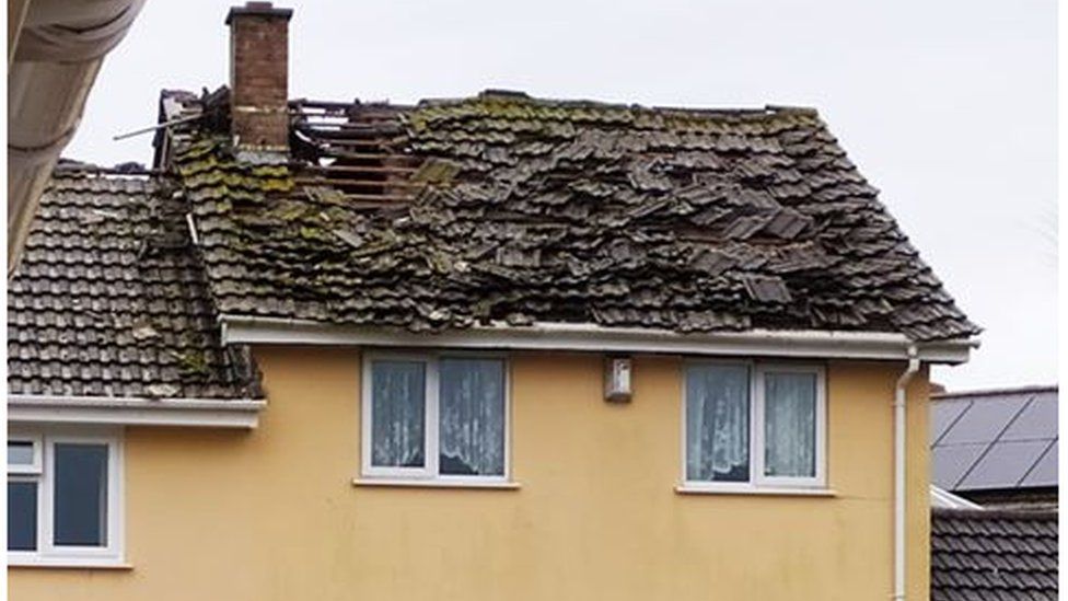 Storm Ciara: Cornwall lightning strikes damage houses - BBC News