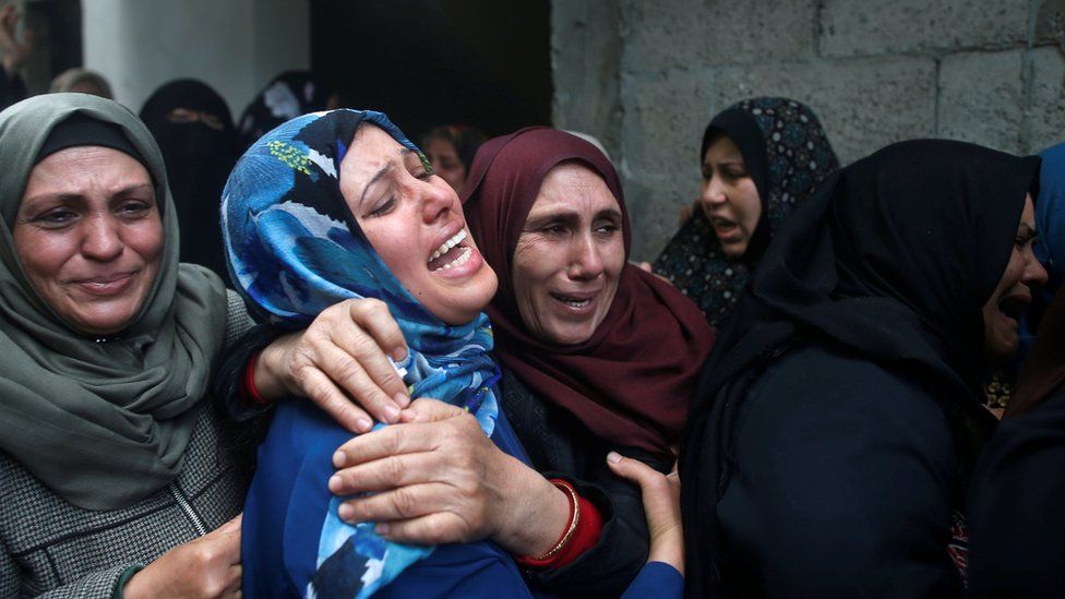 Relatives of Palestinian Hamdan Abu Amsheh, who was killed along Israel border with Gaza, mourn during his funeral in Beit Hanoun town, in the northern Gaza Strip 31 March 2018