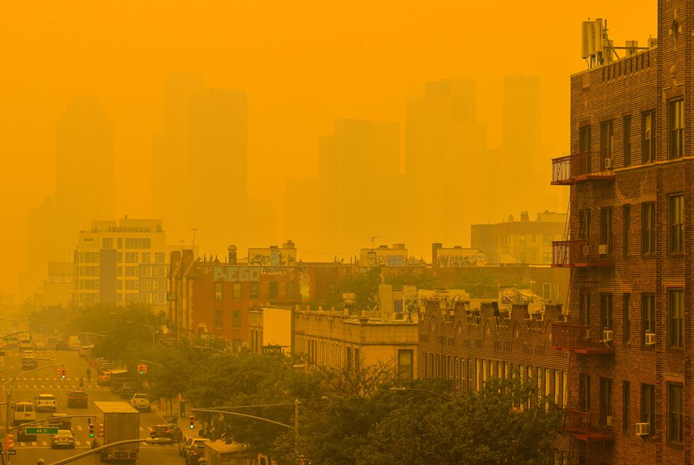 Ein Blick auf die dunstige Stadt bei schlechter Luftqualität, als Rauch von kanadischen Waldbränden durch Wind in New York, USA, am 7. Juni 2023 hereingetragen wird