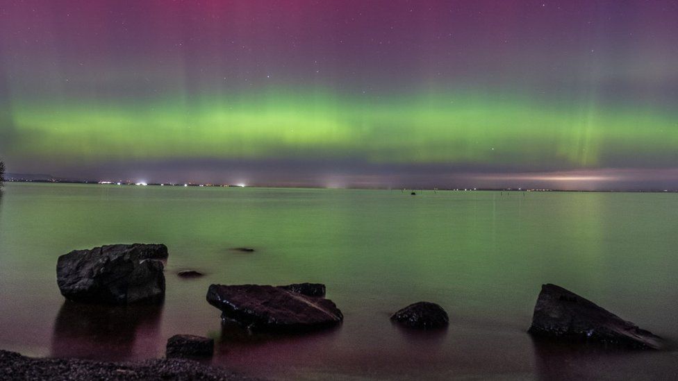 Luminile verzi, observate pe partea sudică a lacului Lough Neagh din Irlanda de Nord (sursă foto: BBC)