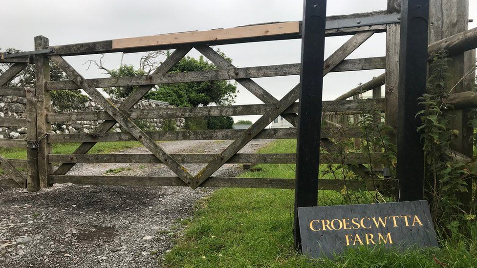 A sign for Croescwtta Farm