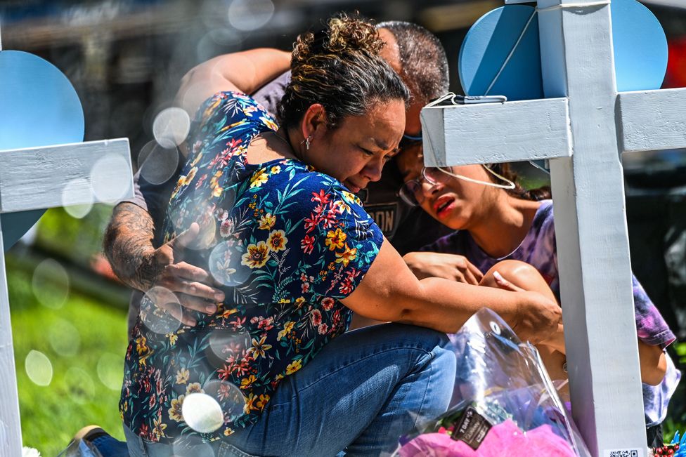 People mourn at a makeshift memorial outside Uvalde County Courthouse in Uvalde, Texas, on 26 May 2022
