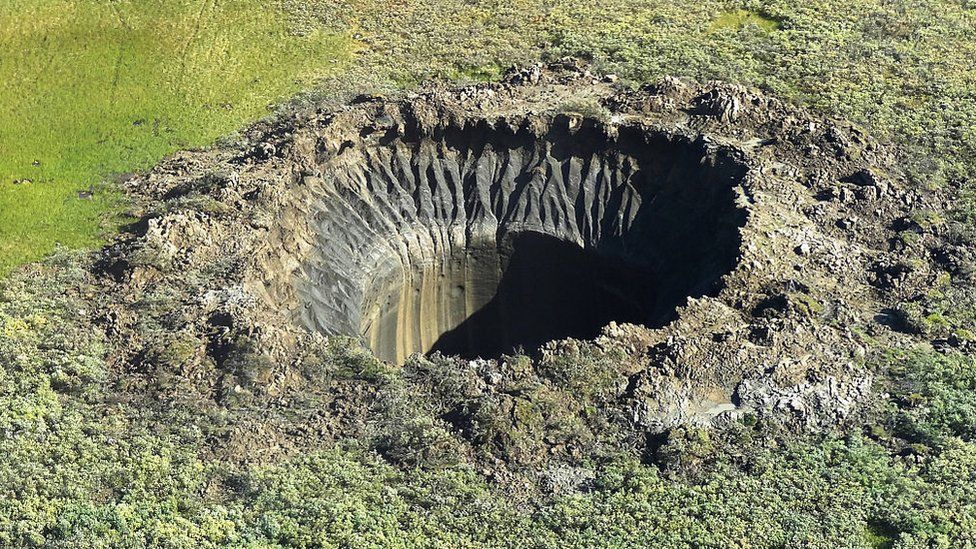 El gigantesco cráter de 50 metros de profundidad que apareció en Siberia y causa asombro entre los científicos - BBC News Mundo