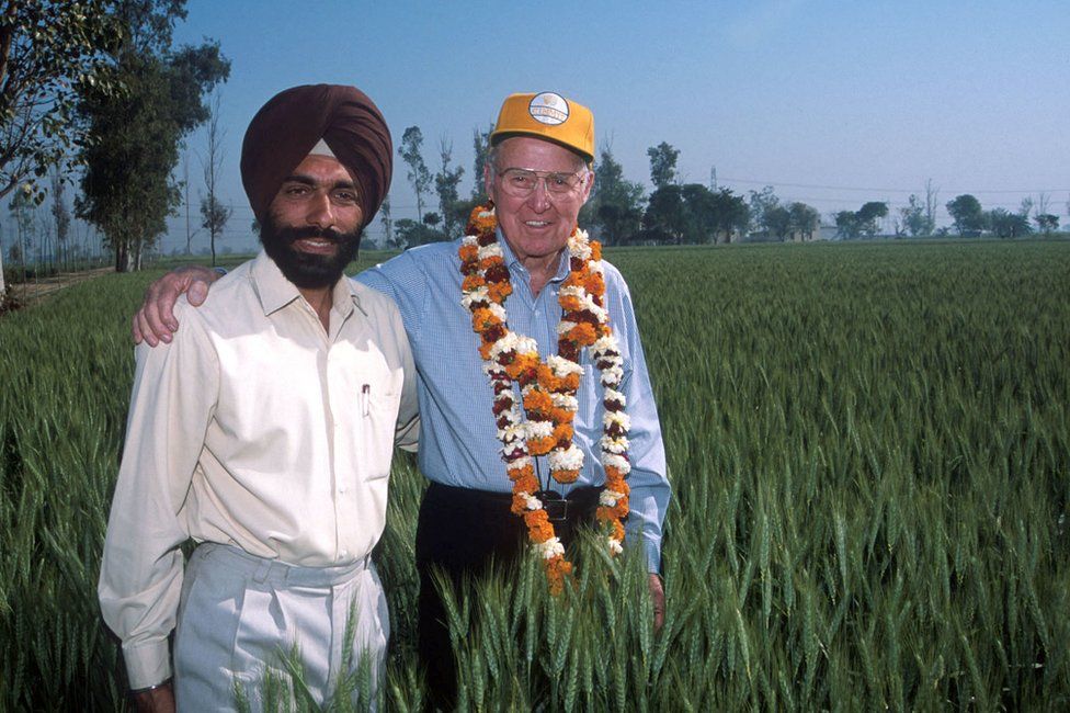 Norman Borlaug with Indian wheat farmer Pradeep Singa
