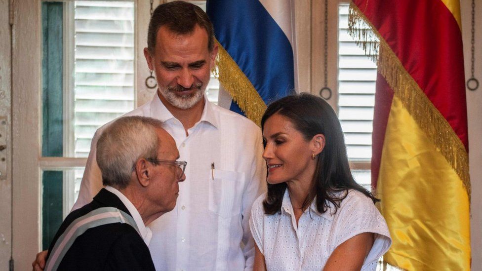 Spain's King Felipe VI (C) and Queen Letizia (R) greet Havana's historian Eusebio Leal after awarding him with the Grand Cross of the Royal and Distinguished Spanish Order of Carlos III, at the "Palacio de los Capitanes" in Old Havana, on November 13, 2019. - The Spanish royals are in a four-day trip to Cuba for Havana's 500th annive