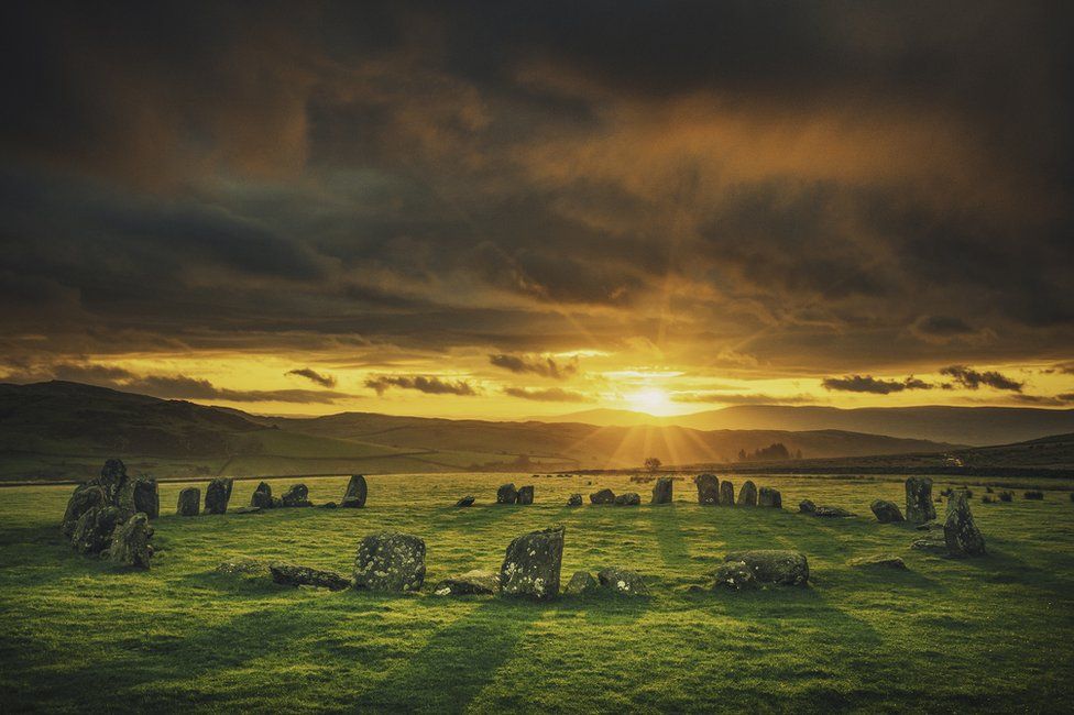 Круг Swinside Stone Circle в Озерном крае с закатом