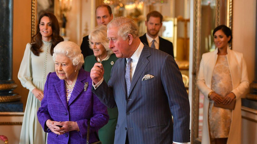 Катрин, херцогиня на Кеймбридж, Камила, херцогиня на Корнуол, принц Уилям, херцог на Кеймбридж, принц Хари, херцог на Съсекс, кралица Елизабет II, принц Чарлз, принц на Уелс и Меган, херцогиня на Съсекс присъстват на прием за отбелязване на петдесетата годишнина на инвестицията на принца на Уелс в Бъкингамския дворец на 5 март 2019 г. в Лондон, Англия