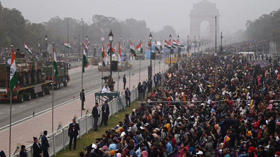 Зрители наблюдают за парадом в честь 74-го Дня Республики Индии в Нью-Дели 26 января 2023 года.