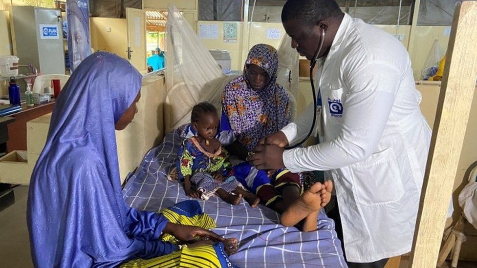 Доктор Джафет Удокву посещает ребенка в лечебном центре для детей с тяжелым истощением в Даматуру, Йобе, Нигерия, 24 августа 2022 г.