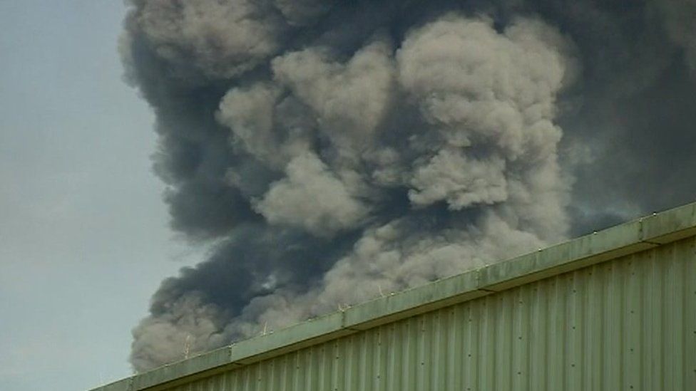 Large fire at Nottinghamshire airfield industrial estate - BBC News