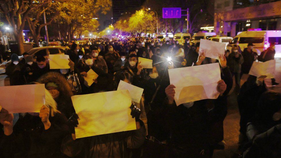 ผู้ประท้วงชูกระดาษสีขาวในการประท้วงในเซี่ยงไฮ้เมื่อวันที่ 27/11