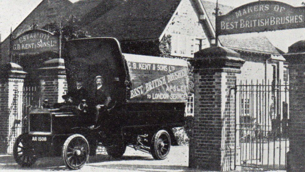 Фотография 1908 года: грузовик, выезжающий из ворот фабрики Kent Brushes