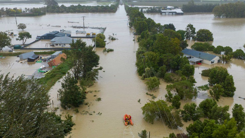 Barco de rescate en calles inundadas