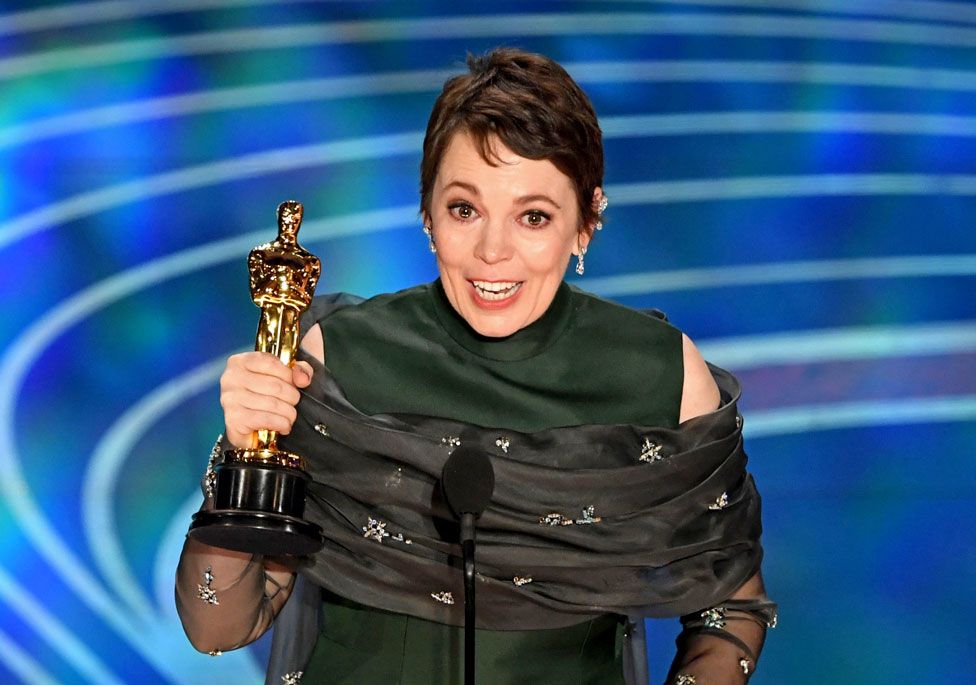 Olivia Colman holds her Oscar for Best Actress