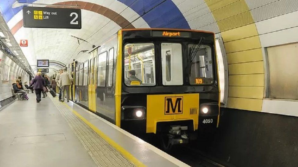 The current Metro at a station
