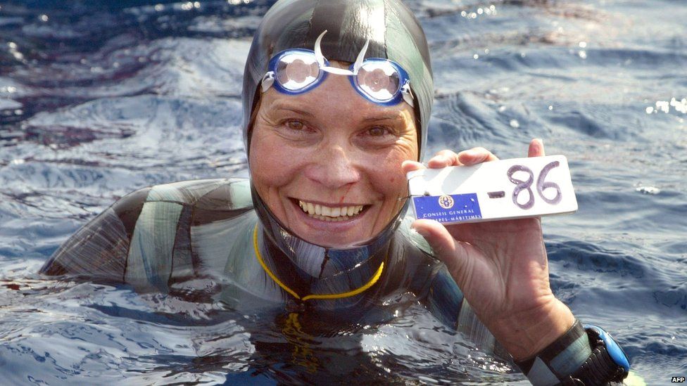 A file photo taken on September 3, 2005 shows Russian Natalia Molchanova holding the minus 86 metres tag
