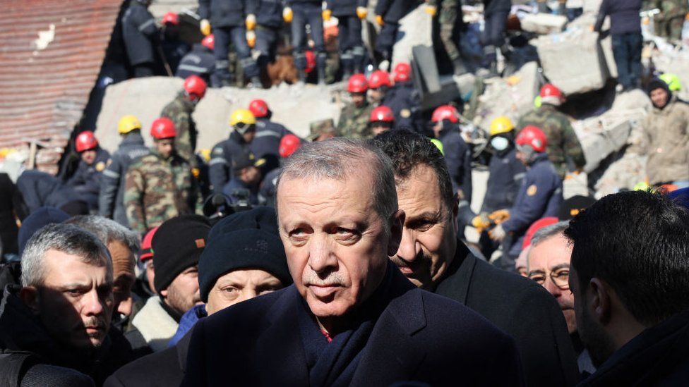 Президент Турции Реджеп Тайип Эрдоган осматривает сайт разрушенных зданий во время его визита в город Кахраманмарас на юго-востоке Турции, через два дня после сильного землетрясения, которое произошло в регионе 8 февраля 2023 г.