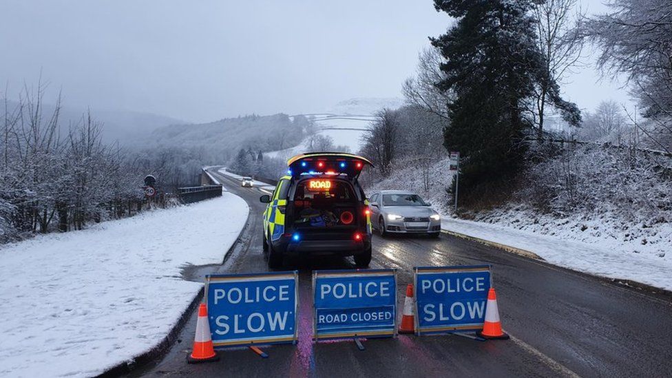 Snake Pass closed in the snow