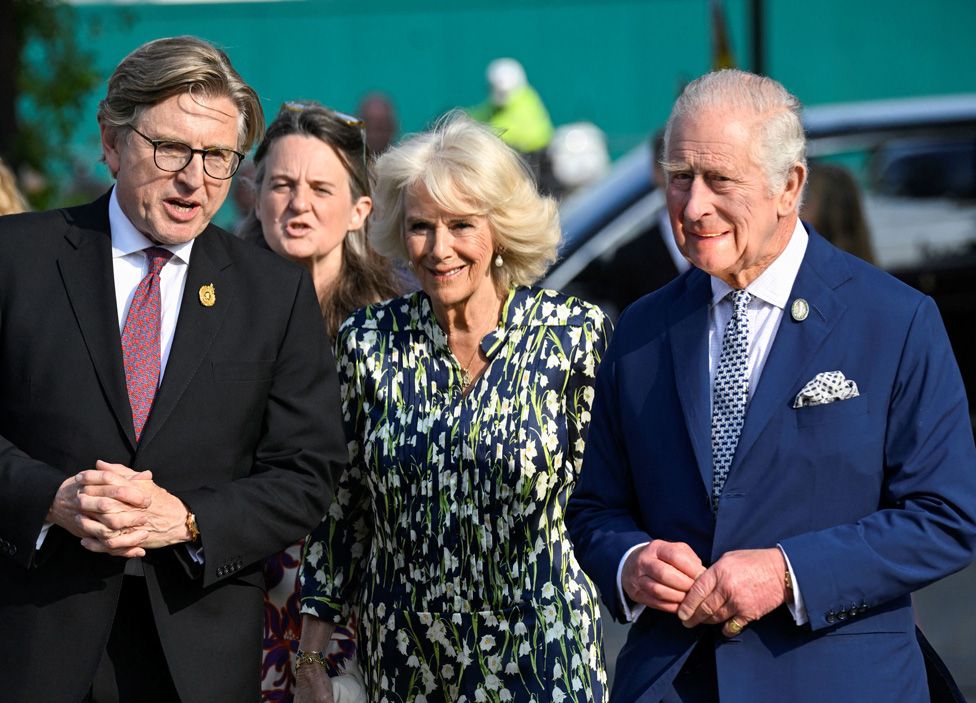 Король Карл III и королева Камилла с Китом Видом, президентом Королевского садоводческого общества, во время посещения RHS Chelsea Flower в Королевском госпитале Челси в Лондоне.