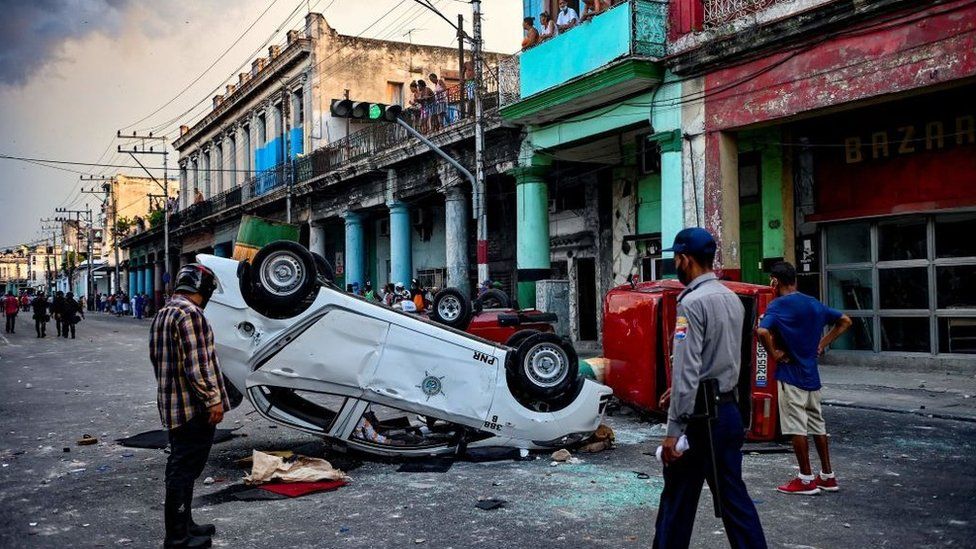 Автомобили перевернуты демонстрантами во время беспорядков на Кубе, июль 2021 г.