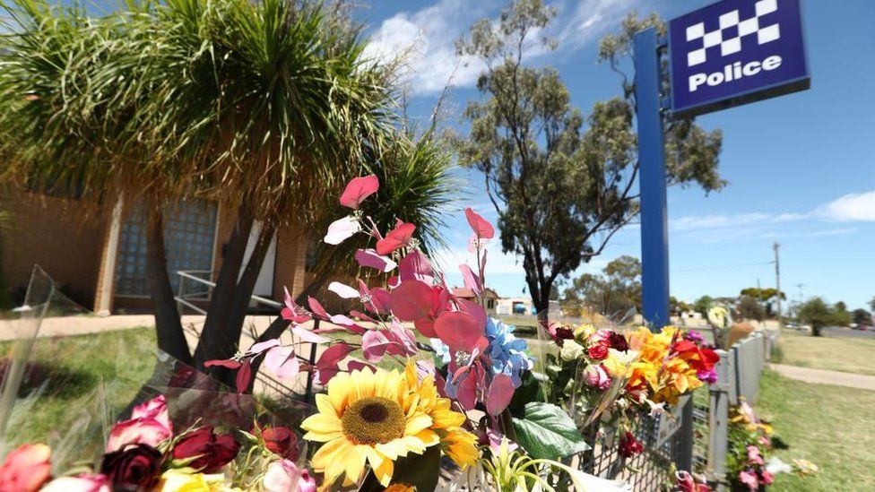 Цветы, оставленные возле полицейского участка Тары